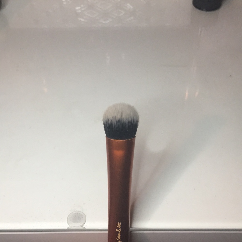 ***Last Chance*** Real Techniques Concealer Brush - Picture 3 of 3